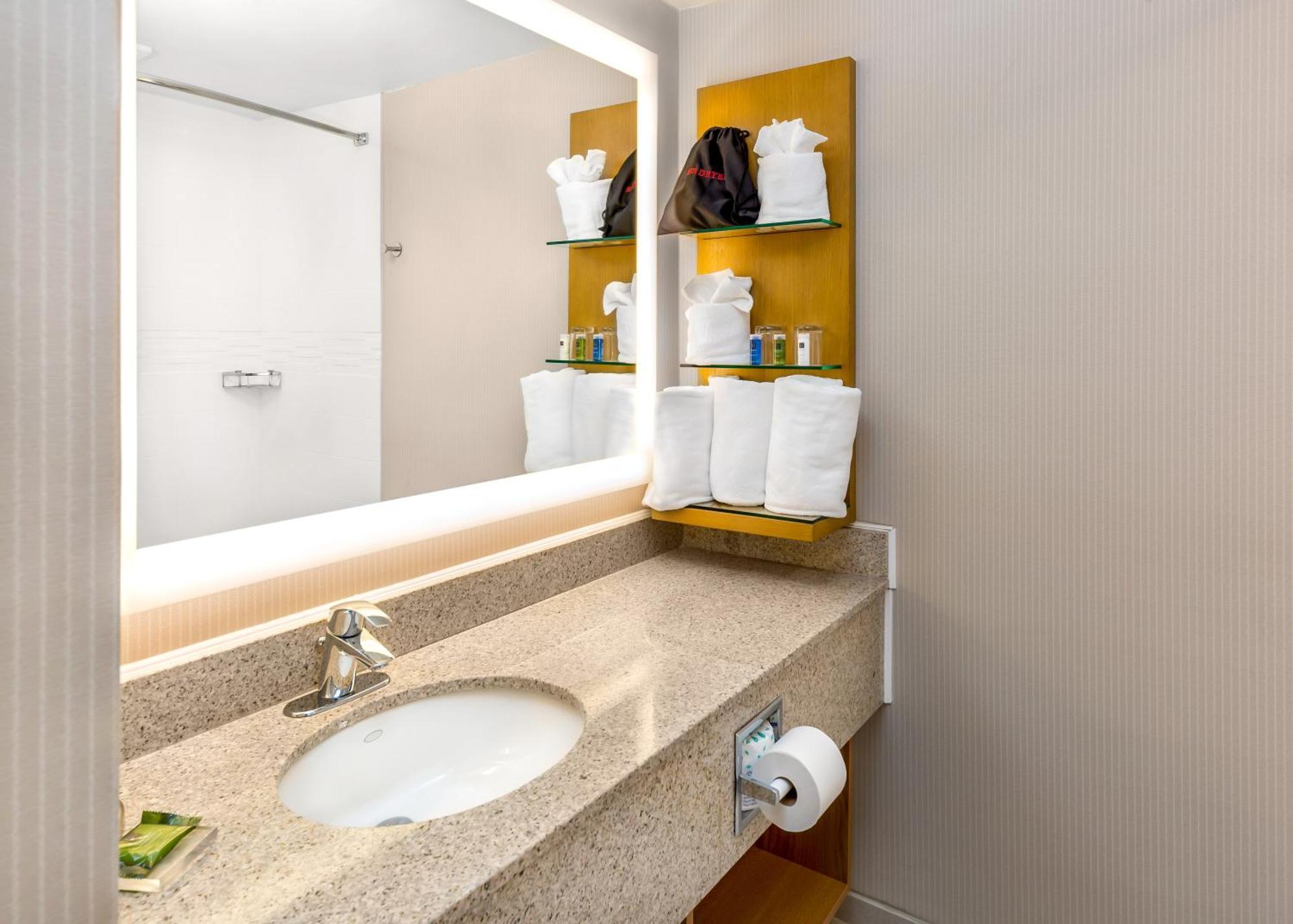 Delta Hotels By Marriott Utica Zewnętrze zdjęcie